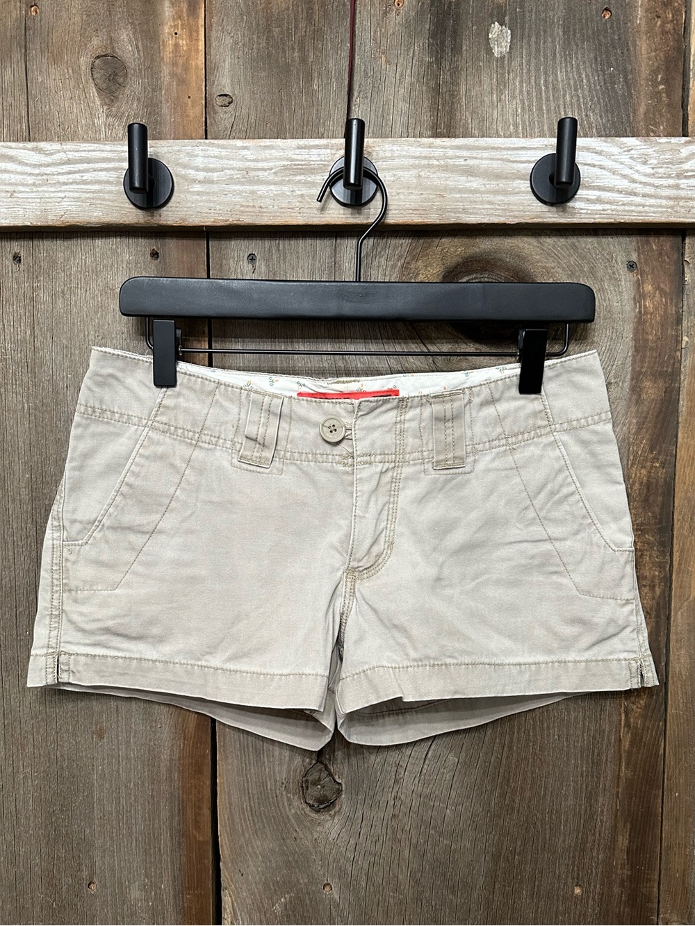 Y2K Mossimo Low Rise Flap Pocket Khaki Shorts in Light Tan Size 5 Juniors
